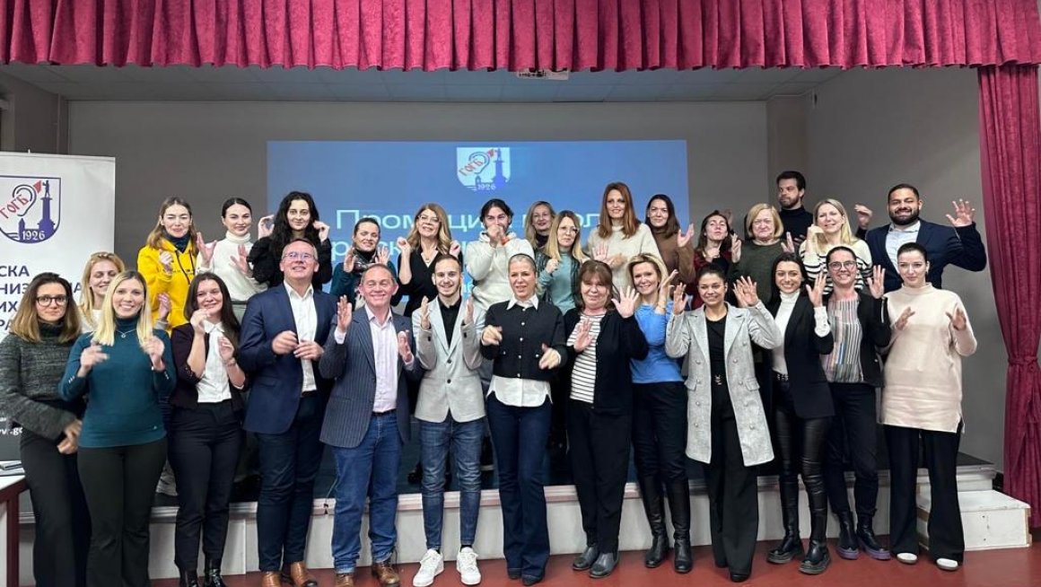 Барошевић на јавном часу знаковног српског језика у школи за оштећене слухом – наглуве „Стефан Дечански“