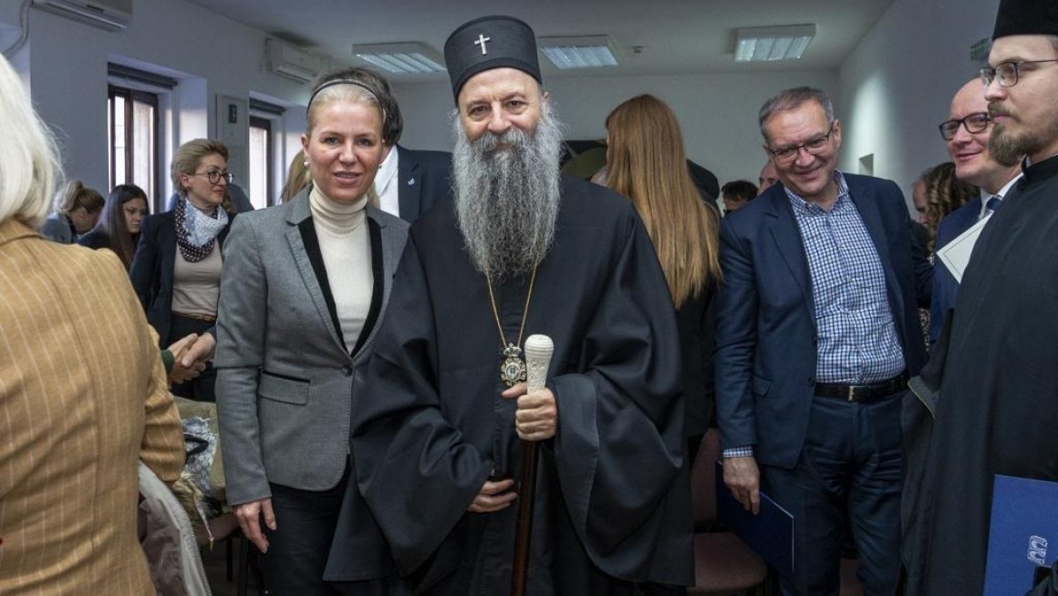 Помоћник министра у Сектору за заштиту особа са инвалидитетом Биљана Барошевић примила захвалницу од Савеза слепих Србије 