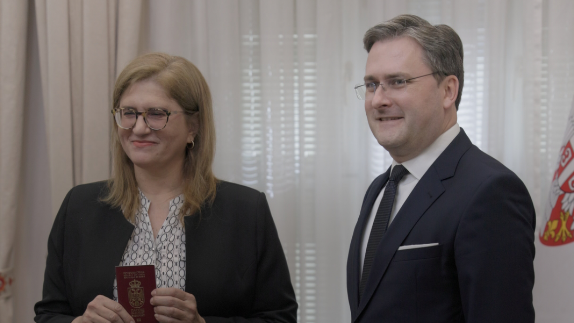 Министар Селаковић уручио српски пасош и решење о држављанству ћерки Благоја Јововића