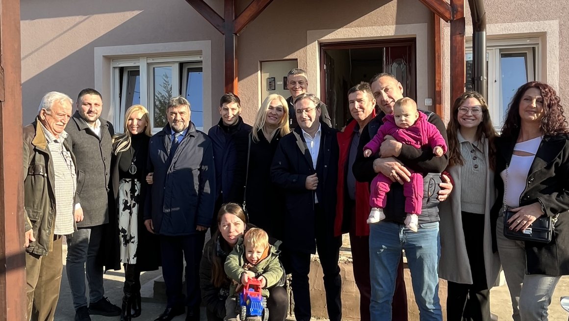 Министар Селаковић посетио породицу Милојевић која је купила своју прву некретнину уз субвенцију државе