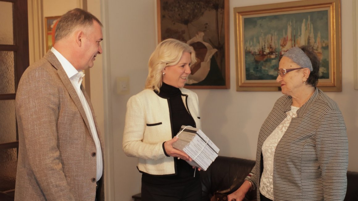 Помоћник министра у Сектору за заштиту особа са инвалидитетом Биљана Барошевић уручила аудио књиге у оквиру акције „Покуцај ми књигом на врата”