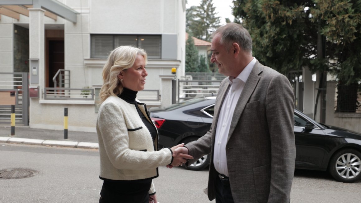 Помоћник министра у Сектору за заштиту особа са инвалидитетом Биљана Барошевић уручила аудио књиге у оквиру акције „Покуцај ми књигом на врата”