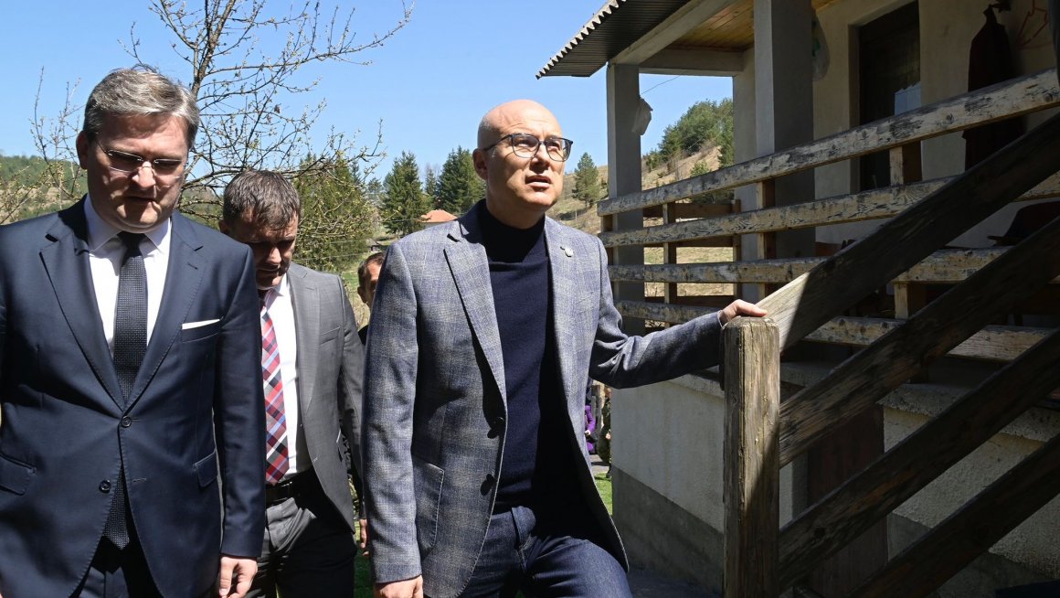 Селаковић уручио Борачку споменицу породици погинулог водника Ивана Васојевића на Кошарама