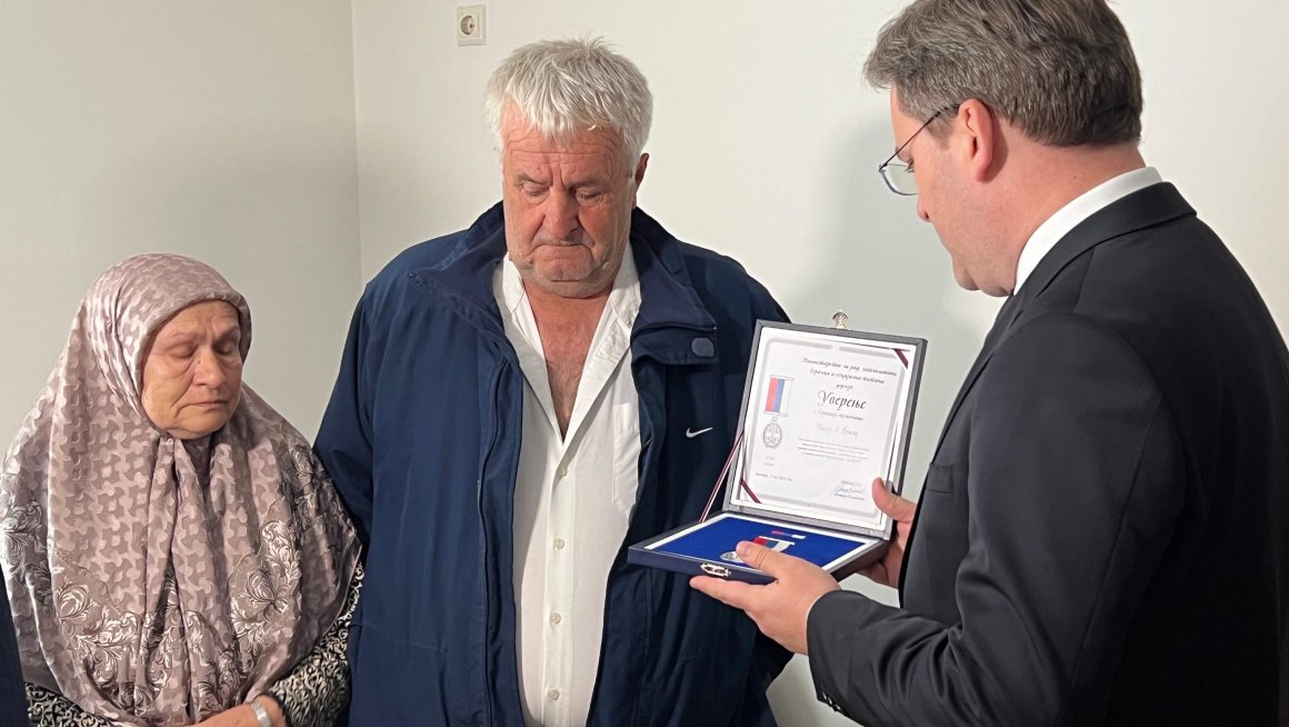 Селаковић уручио Борачку споменицу родитељима палог борца на Кошарама Насеру Вучељу