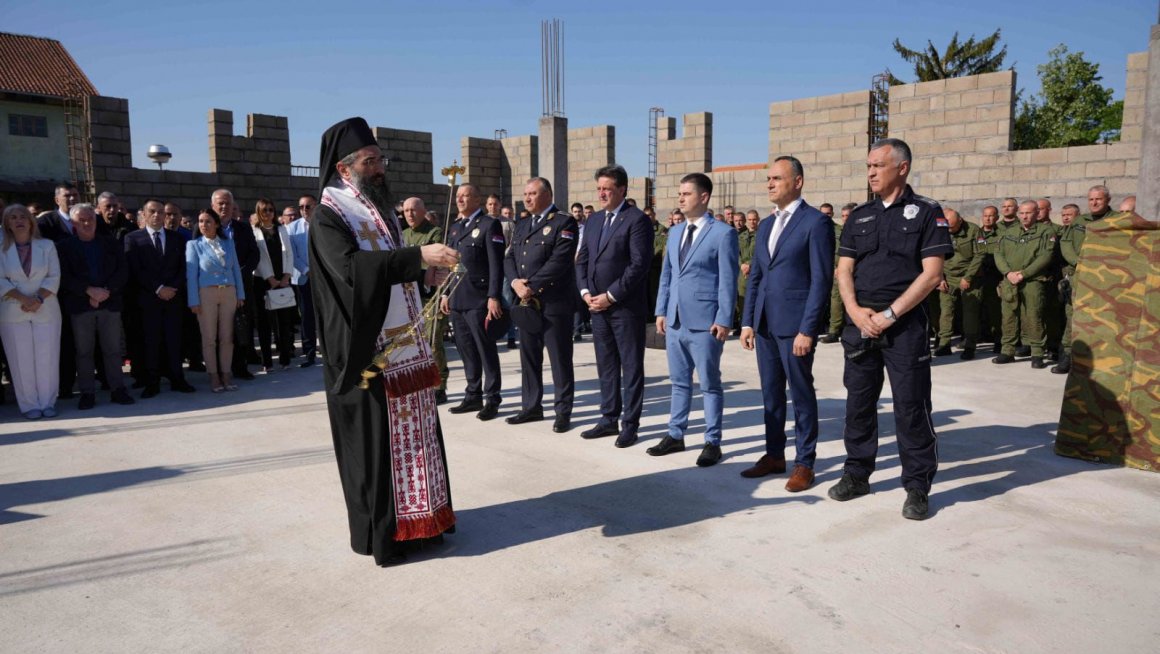 Дејан Антић на освећењу темеља Цркве у бази жандармерије у Алексинцу 