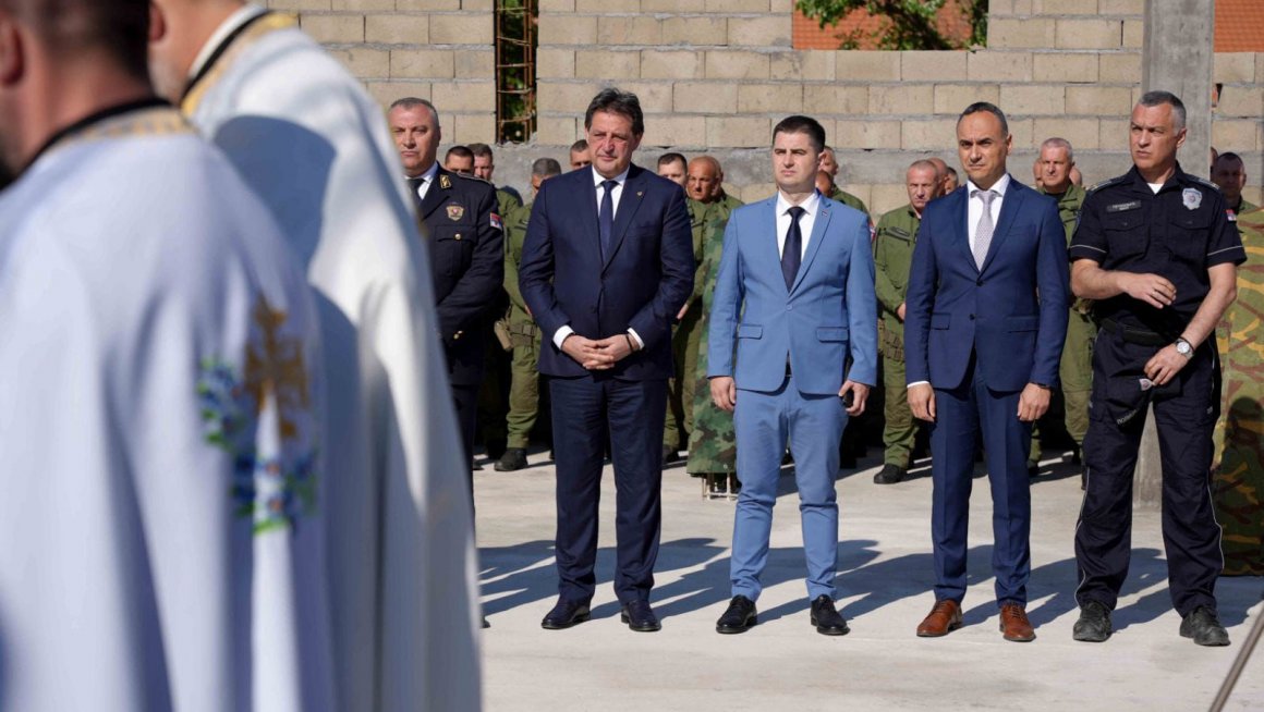 Дејан Антић на освећењу темеља Цркве у бази жандармерије у Алексинцу 