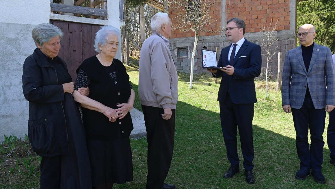 Селаковић уручио Борачку споменицу породици погинулог водника Ивана Васојевића на Кошарама