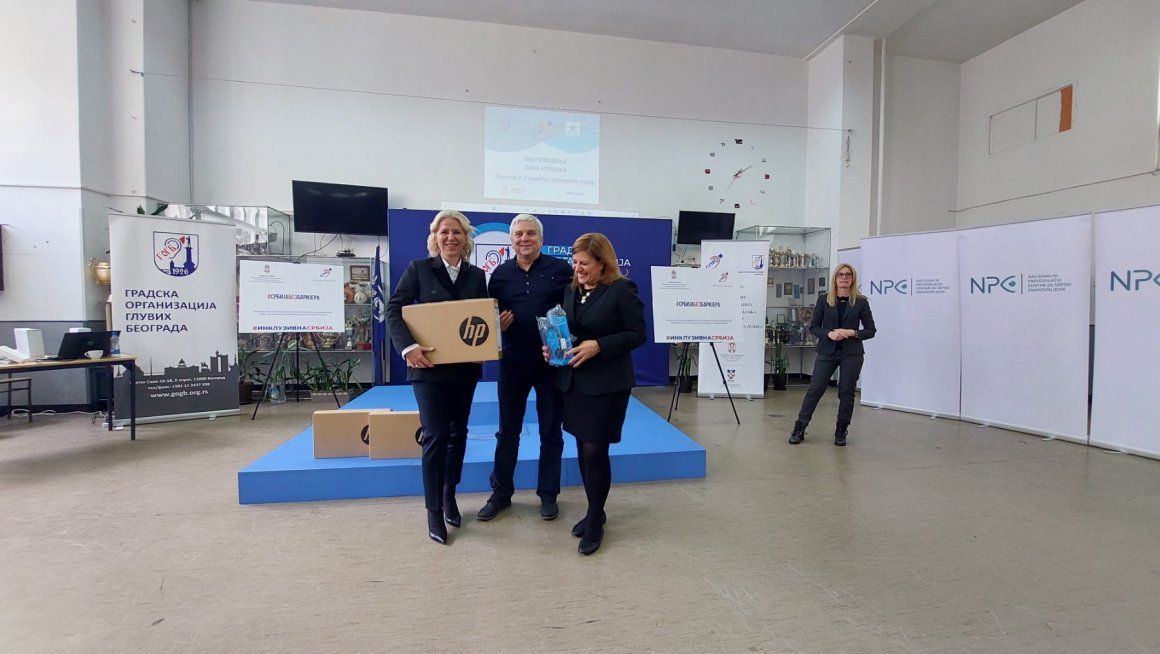 Барошевић доделила лаптопове локалним удружењима у саставу Савеза глувих и наглувих Србије