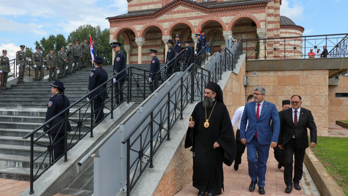 Министар Старовић положио венац Новим косовским јунацима