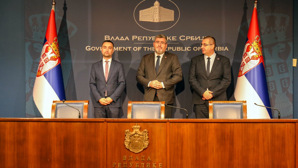 Старовић потписао уговоре са приватним здравственим установама о погодностима за борце