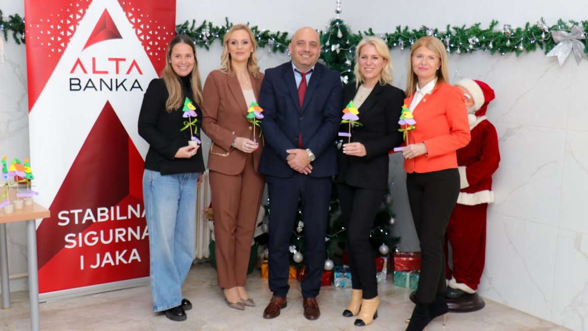 Подела новогодишњих пакетића деци у установама социјалне заштите – за дечије осмехе