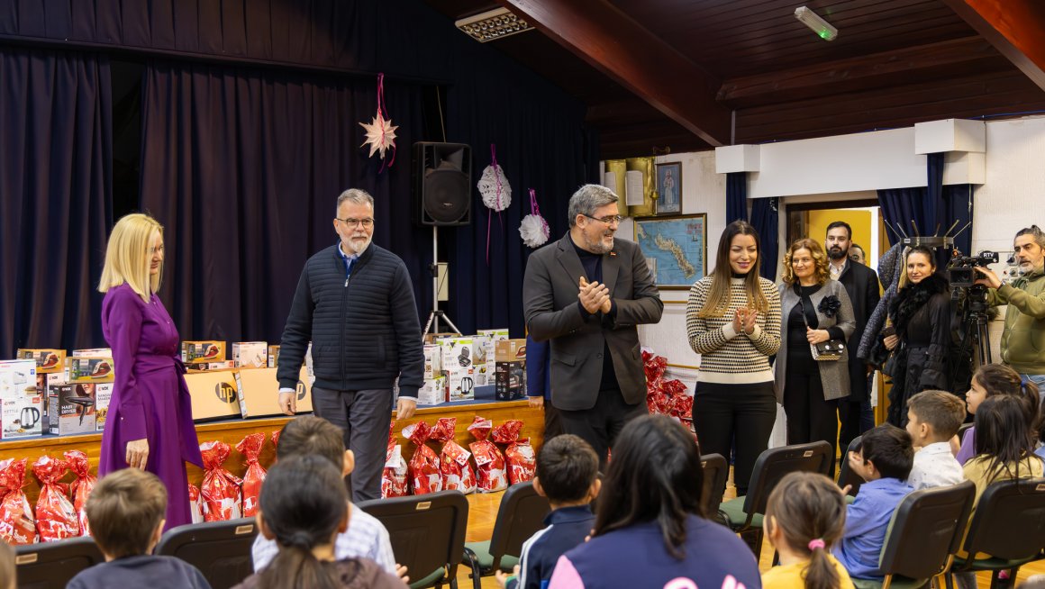 Министар Старовић на Божић у Дечијем селу