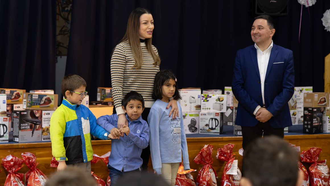 Министар Старовић на Божић у Дечијем селу