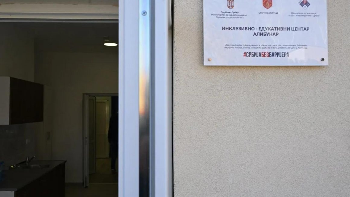 Председник Вучић обишао Инклузивно-едукативни центар у Алибунару