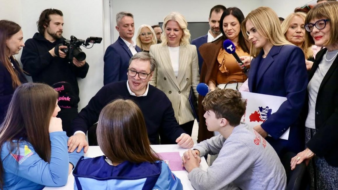 Председник Вучић обишао Инклузивно-едукативни центар у Алибунару