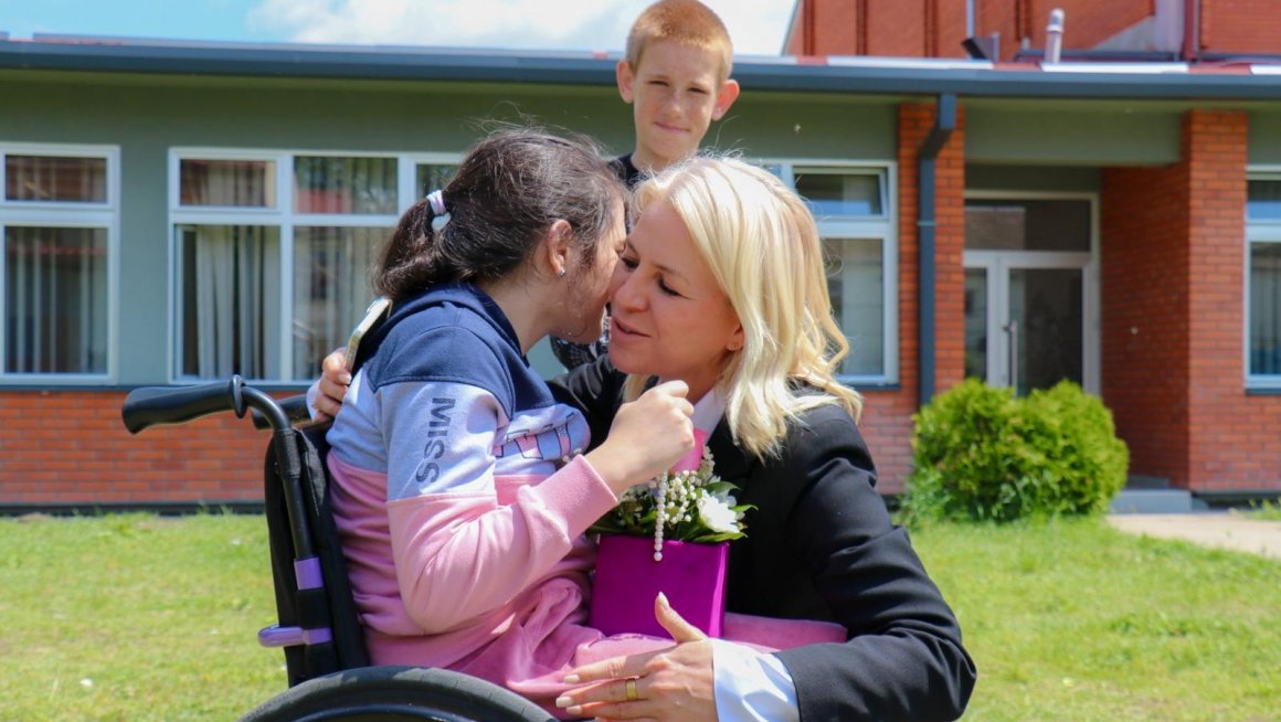 Школа у Алибунару доступна за децу са инвалидитетом – испуњено обећање дато девојчици Дуњи