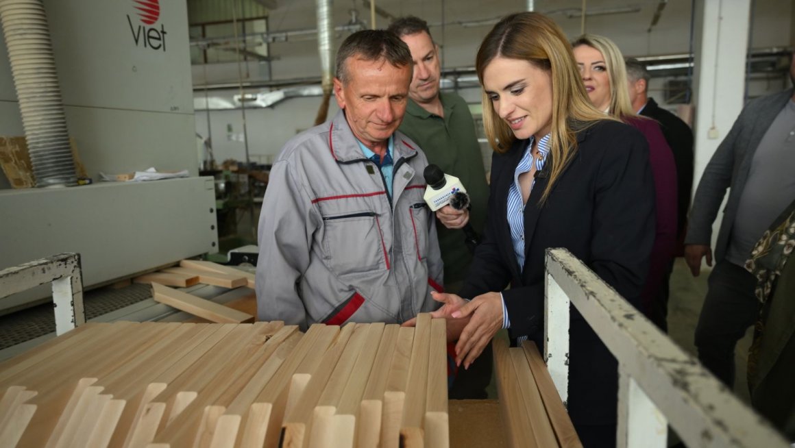 Министарка за рад, запошљавање, борачка и социјална питања Милица Ђурђевић Стаменковски боравила је данас у радној посети општини Трговиште, где је најавила нове мере подршке за социјално угрожене грађане и раднике, и поручила да ће држава наставити да посебно брине о неразвијеним деловима Србије.  „Стигли смо на један необичан начин, камионом у коме се налази девет тона помоћи. Донели смо пакете, сваки тежине око 35 килограма, са основним животним намирницама и средствима за хигијену. То је наш начин да по