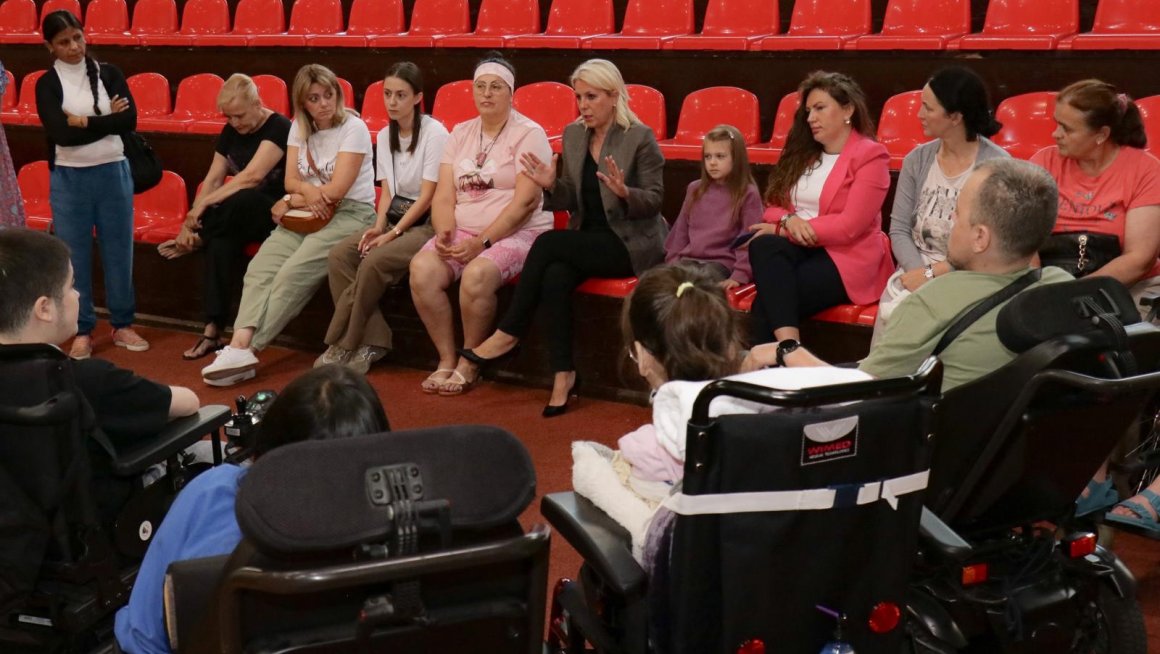 Барошевић на Летњем кампу „Главу горе“ са децом са неуромишићним болестима