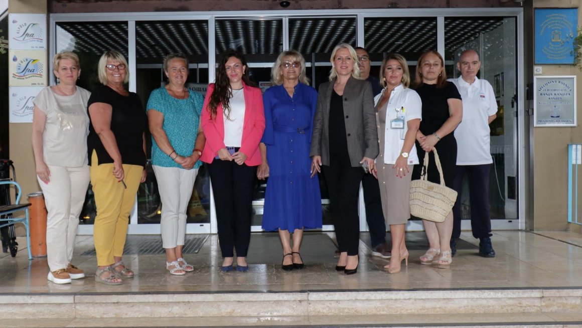 Барошевић на Летњем кампу „Главу горе“ са децом са неуромишићним болестима