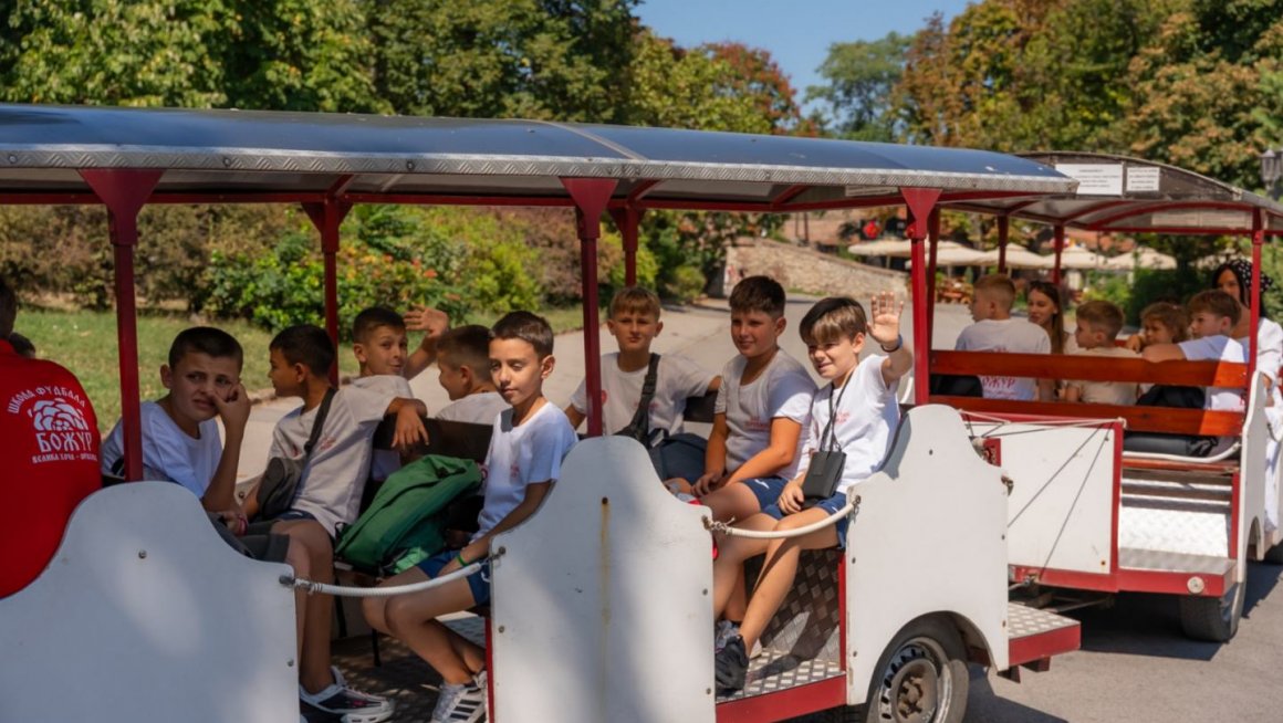 Ђурђевић Стаменковски са децом са КиМ: Чувајте заједништво и љубав према својој Србији!