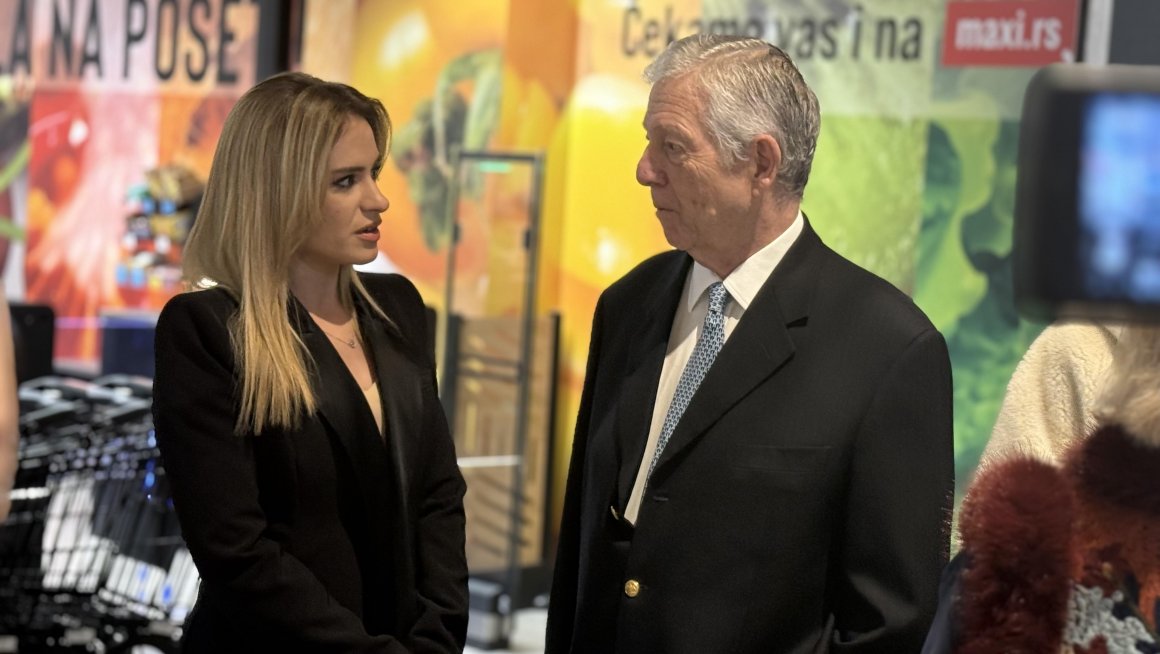 Ђурђевић Стаменковски отворила Божићни базар женских рукотворина: Хуманост нас чини људима